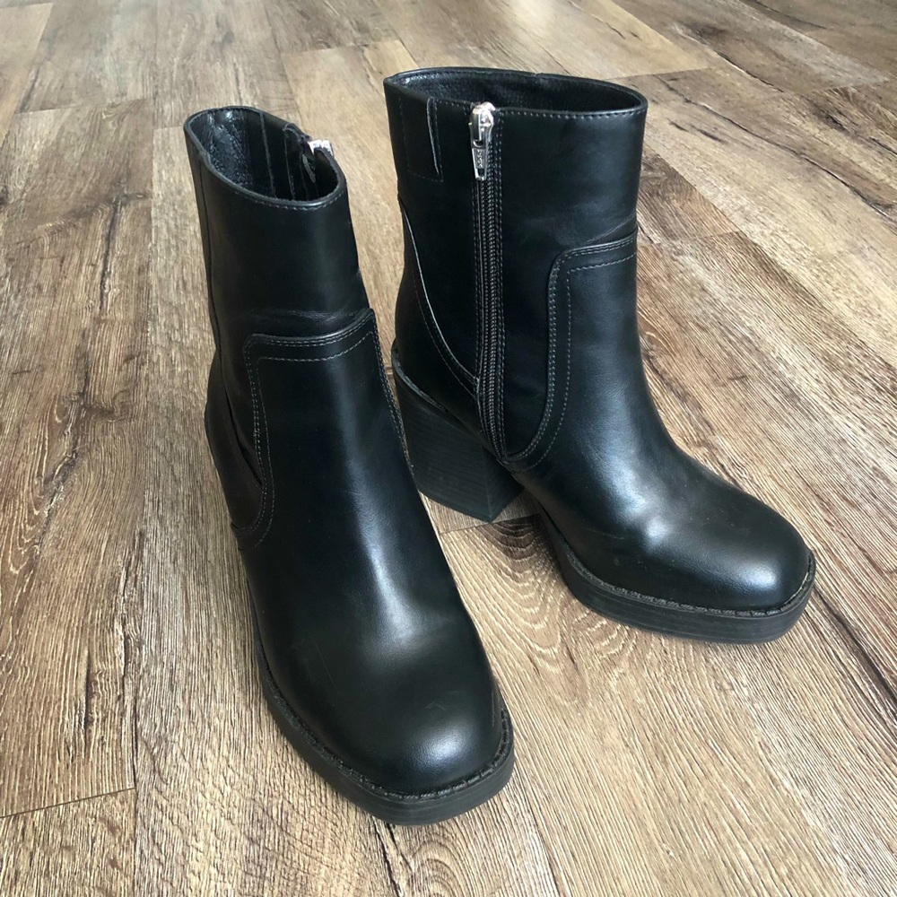 Universal Thread Black Ankle Chunky Boots